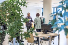 Grzegorz Chmiel prezentuje samoobsługowe urzadzenie służące do wypożyczeń książek