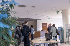 Grzegorz Chmiel prezentuje samoobsługowe urzadzenie służące do wypożyczeń książek